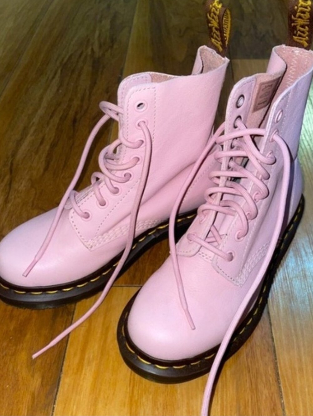 🥰🥰WANTED DR. MARTEN BUBBLE GUM PINK BOOT SIZE 7🥰🥰